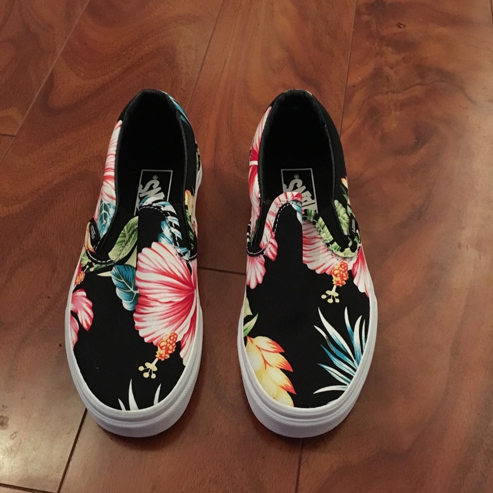 NWOT Vans slip ons size women’s 5